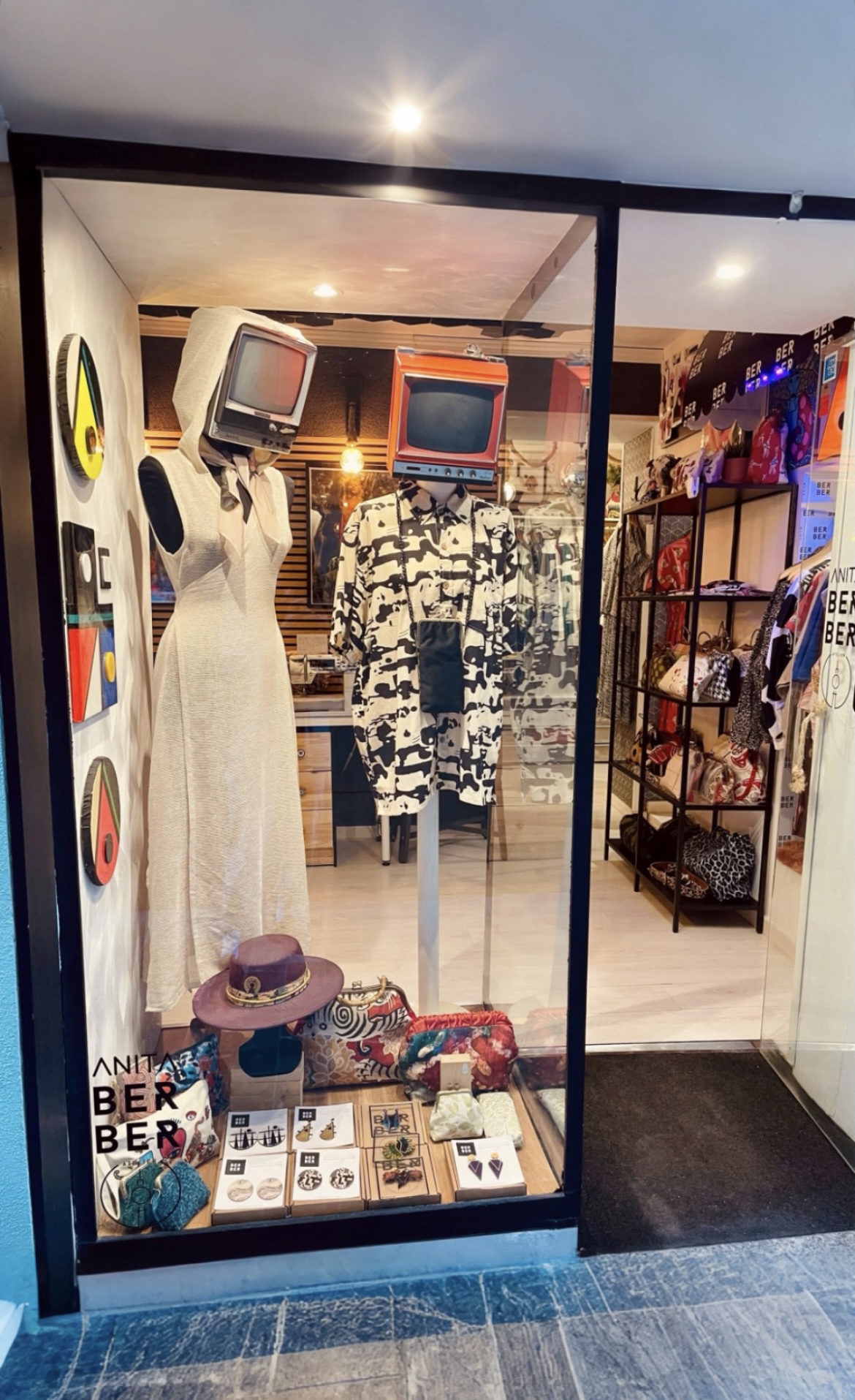 Schaufenster des Anita Ber Ber Atelier in Málaga mit Kleidung, Hut und Accessoires.