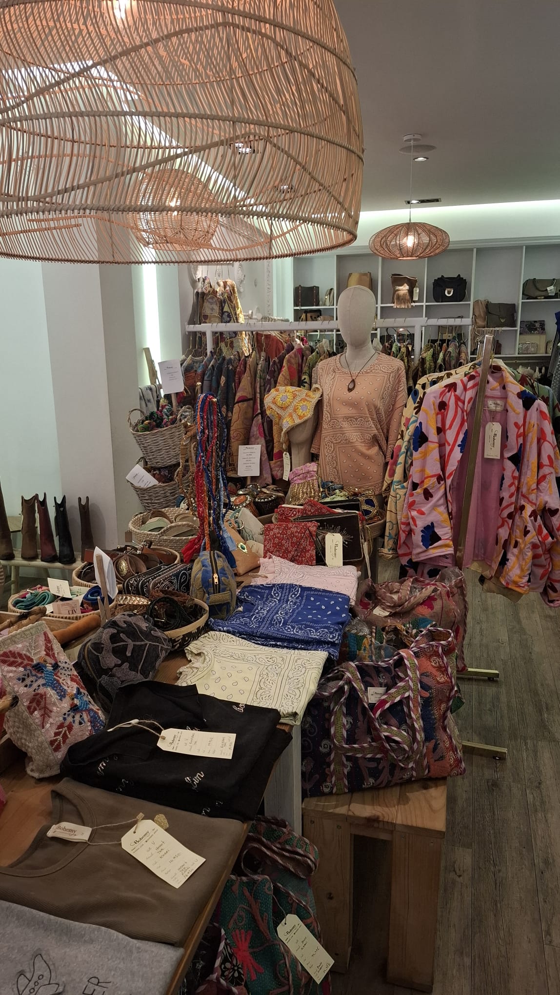 Bunte Boho-Kleidung, Taschen und Accessoires bei Bohemy Concept Store in Málaga.