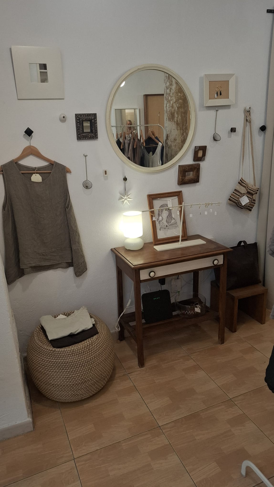Ruhige, natürliche Mode und Schmuck bei colorHueso in Málaga.