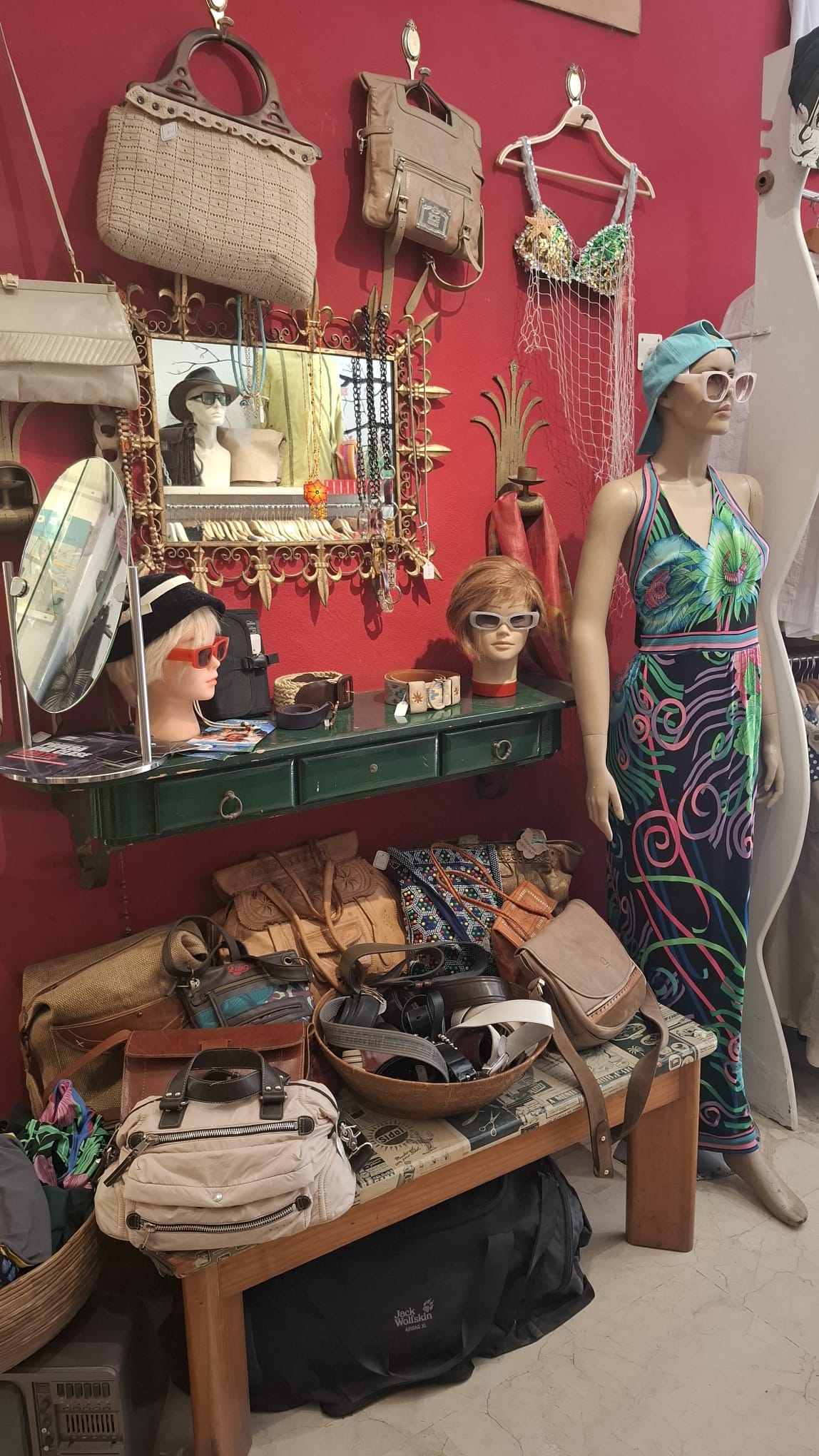 Vintage-Kleidung und Accessoires bei Época – Vintage & Second Hand in Málaga.