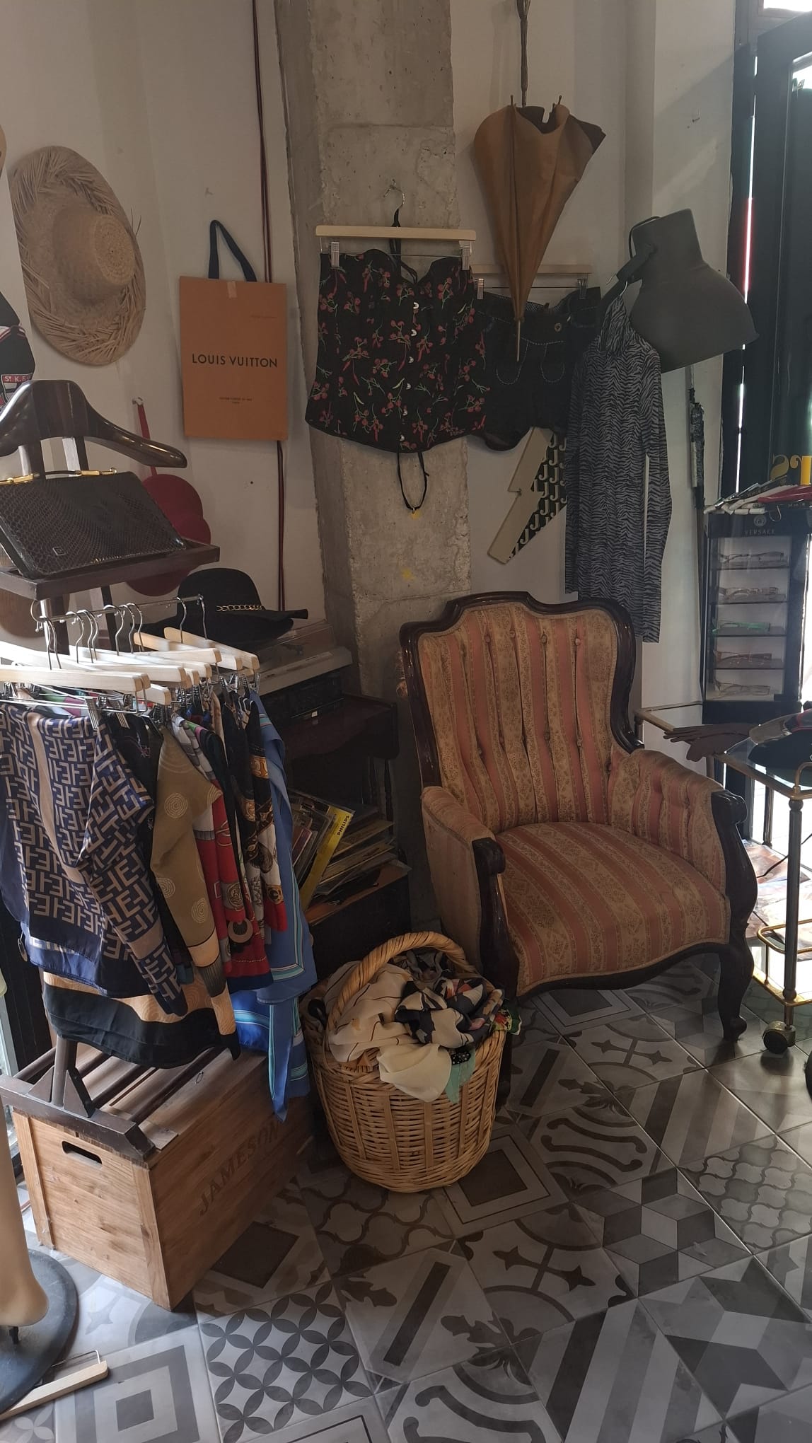 Vintage-Kleidung, Taschen und Accessoires bei Oysters Vintage in Málaga.