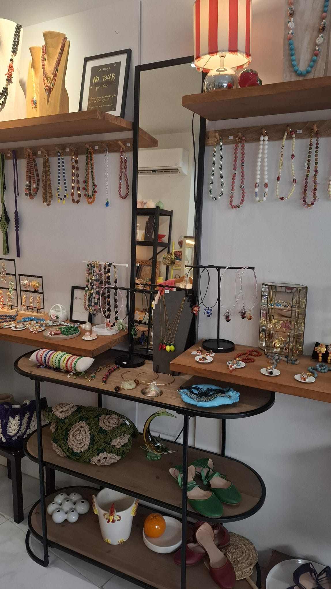 Schmuck, Ketten und Accessoires im Laden Quasipercaso in Málaga.