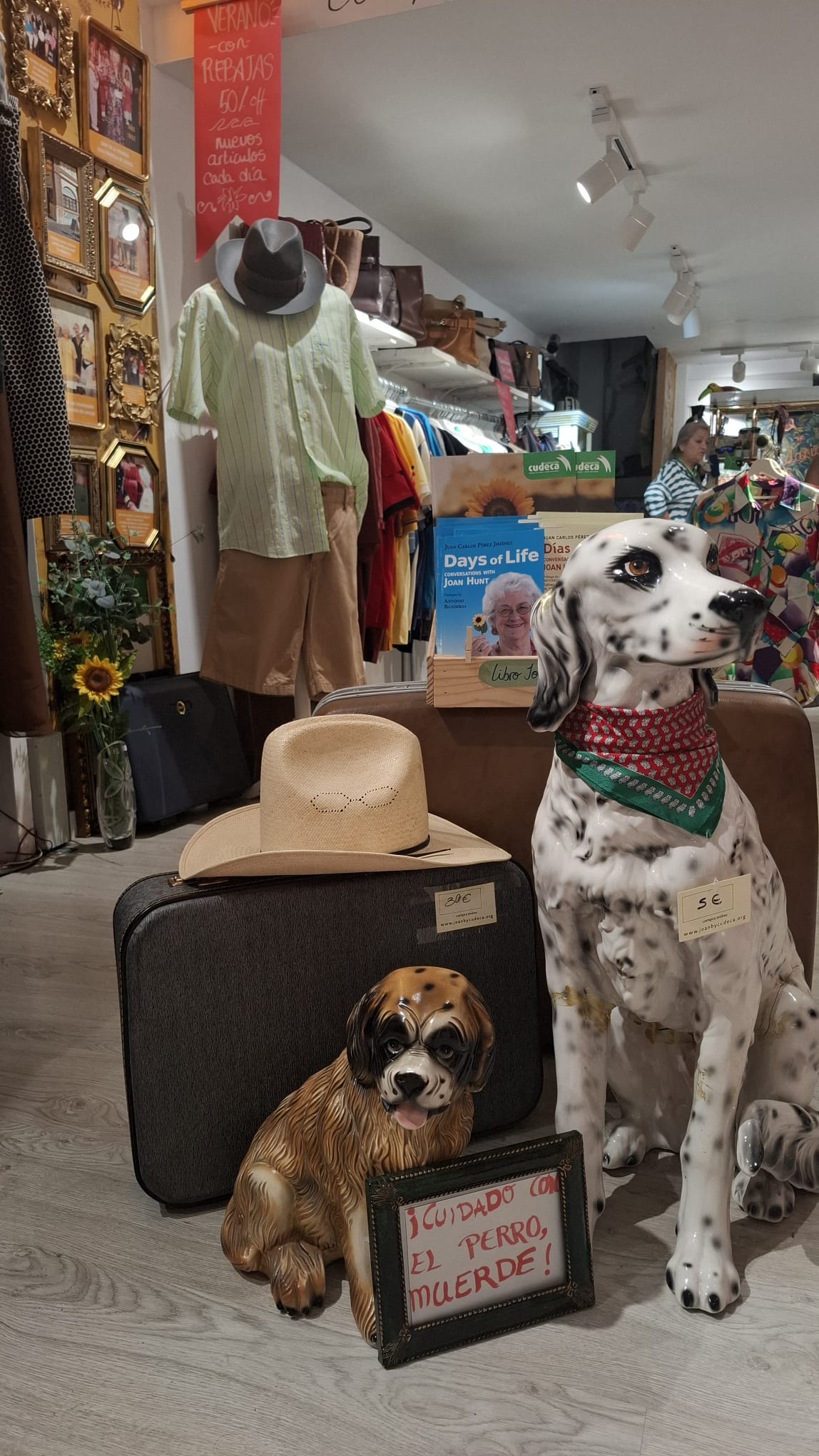 Deko-Hundefiguren, ein alter Koffer und ein Hut im Vintage Joan by Cudeca in Málaga.